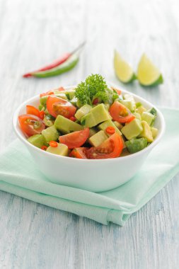 Salsa avokado, kiraz domates ve kireç.