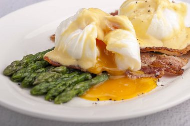 Hollandaise sos ve pastırma ile Benedict yumurta