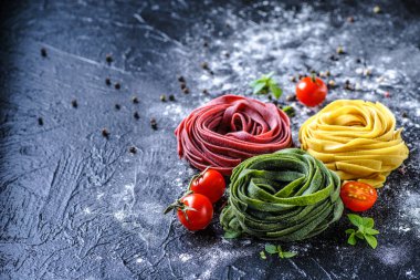 Ev yapımı pişmiş makarna. Renkli fettuccine 