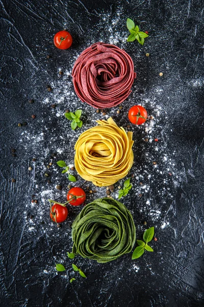 Ev yapımı pişmiş makarna. Renkli fettuccine 