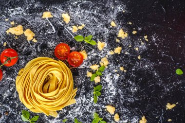 Ev yapımı pişmiş makarna. Renkli fettuccine. 