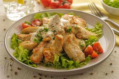 Taze sebze ve tavuk salatası 