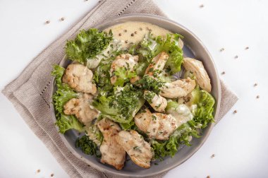 Taze sebze ve tavuk salatası 