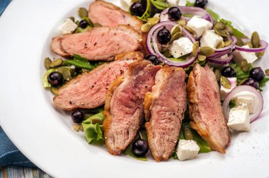 Izgara ördek meme ile taze sebze salatası