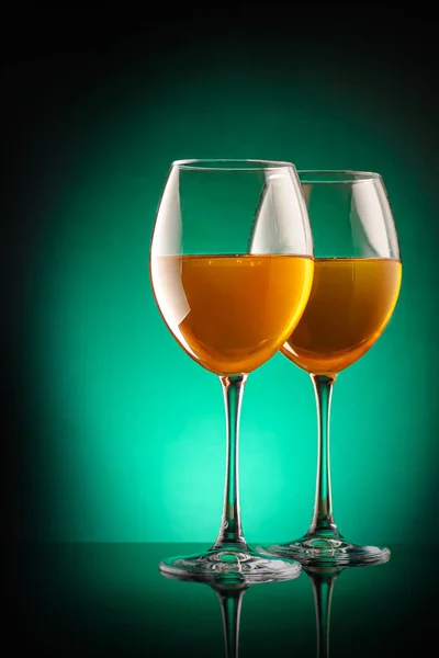 Bärnsten vin i ett glas — Stockfoto
