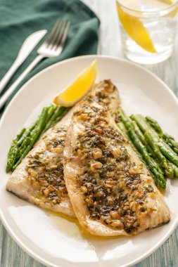 Fıstık soslu fırında balık filetosu. 