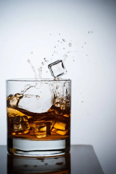 Buzlu bir bardakta viski. — Stok fotoğraf