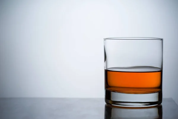 Whiskey in een glas met ijs. — Stockfoto