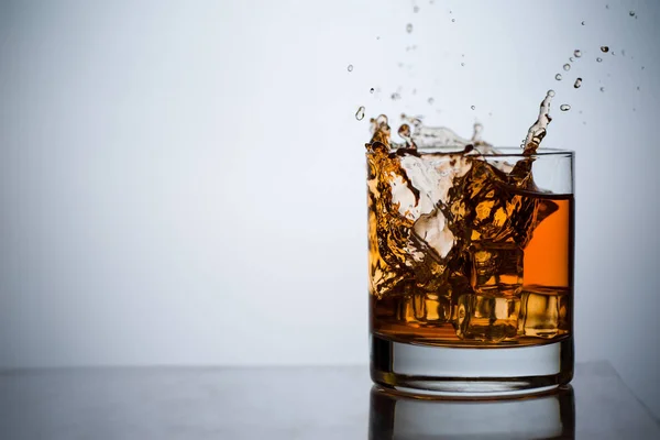 Whiskey in een glas met ijs. — Stockfoto