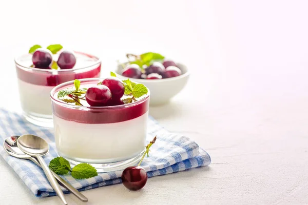 Geleneksel İtalyan kremalı tatlı panna cotta.
