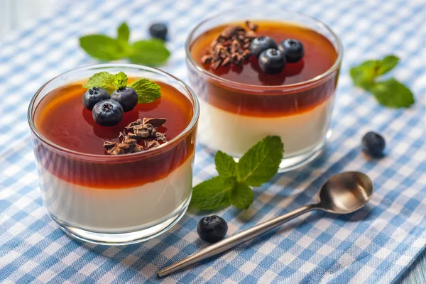 Hagyományos olasz krémes desszert Panna Cotta. — Stock Fotó