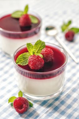 Geleneksel İtalyan kremalı tatlı panna cotta.