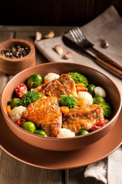 Kalın bir sos sebze ile et güveç. 