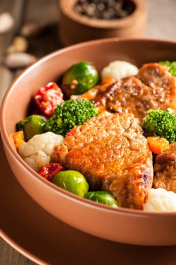 Kalın bir sos sebze ile et güveç. 