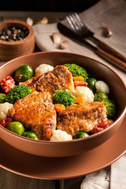 Kalın bir sos sebze ile et güveç. 