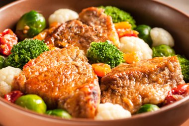 Kalın bir sos sebze ile et güveç. 