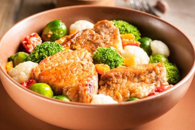 Kalın bir sos sebze ile et güveç. 