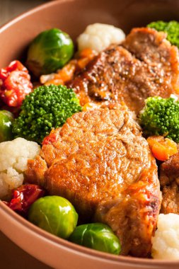 Kalın bir sos sebze ile et güveç. 