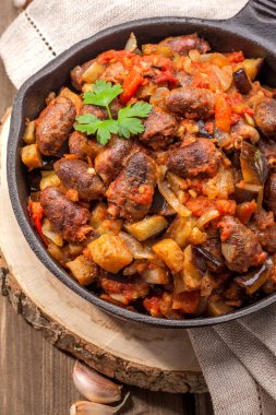 Tavuk kalpleri sebze ile güveç. 