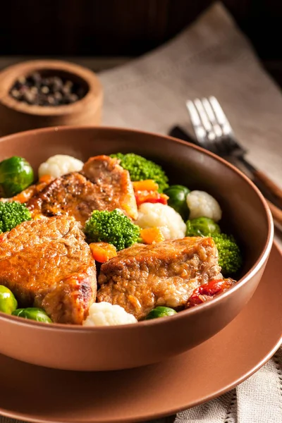 Kalın bir sos sebze ile et güveç. 