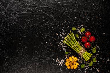 taze yeşil kuşkonmaz.