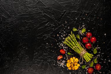 taze yeşil kuşkonmaz.