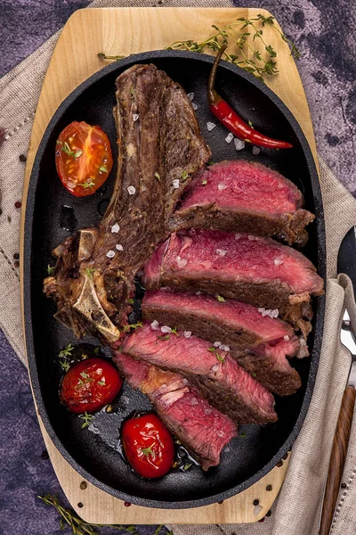 Hovězí steak na kosti. — Stock fotografie