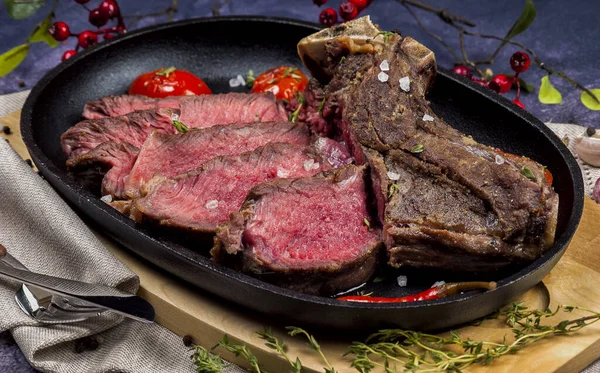 Hovězí steak na kosti. — Stock fotografie