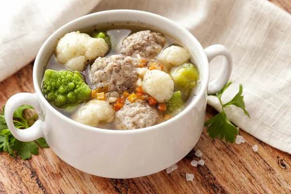 Heiße, dicke Suppe mit Frikadellen und Kohlmischung. — Stockfoto