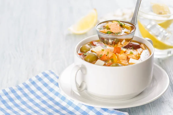 Fischsuppe mit Lachs und Gemüse. — Stockfoto