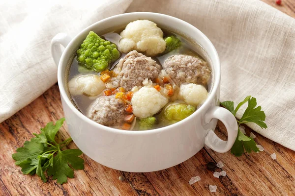Hot tebal sup dengan bakso dan campuran kubis . — Stok Foto