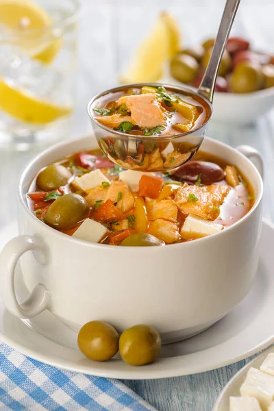 Fischsuppe mit Lachs und Gemüse. — Stockfoto