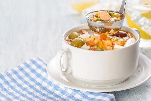 Zuppa di pesce con salmone e verdure . — Foto Stock