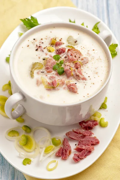 Zuppa cremosa con pancetta e verdure . — Foto Stock