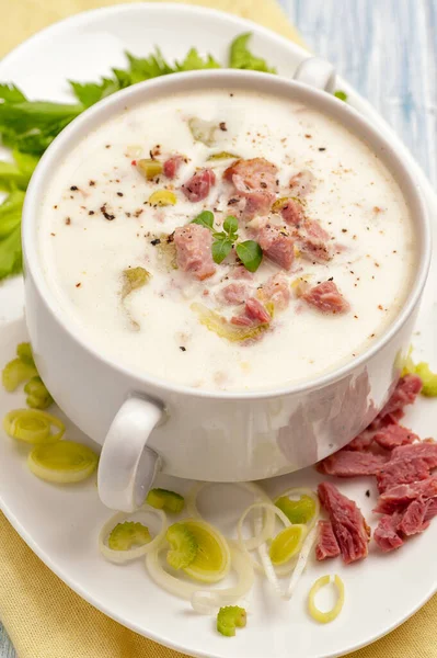 Sup krim dengan bacon dan sayuran . — Stok Foto