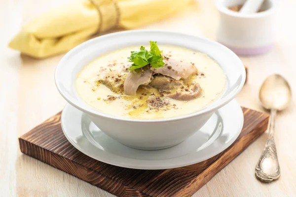 Kalın kremalı tavuk çorbası. Yumurtalı çorba. Geleneksel bir Gürcü yemeği. Kapat.. 