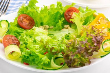 Taze sebze salatası. Büyük bir porsiyon yemek için hazır. Yakın plan. Seçici odak.