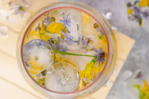 Cóctel Champán Con Hielo Flores Sobre Fondo Gris Claro Bebida —  Fotos de Stock