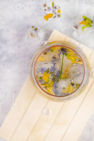 Cóctel Champán Con Hielo Flores Sobre Fondo Gris Claro Bebida —  Fotos de Stock