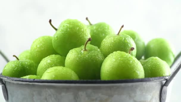 Rijp Verse Sappige Vruchten Van Groene Pruimen Geoogst Voor Opslag — Stockvideo