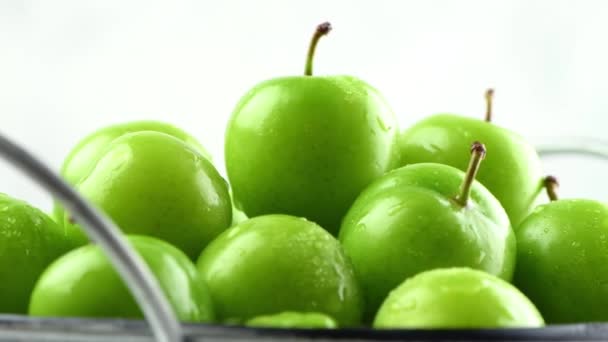 Zralé Čerstvé Šťavnaté Plody Zelené Švestky Sklizené Pro Skladování Přípravu — Stock video