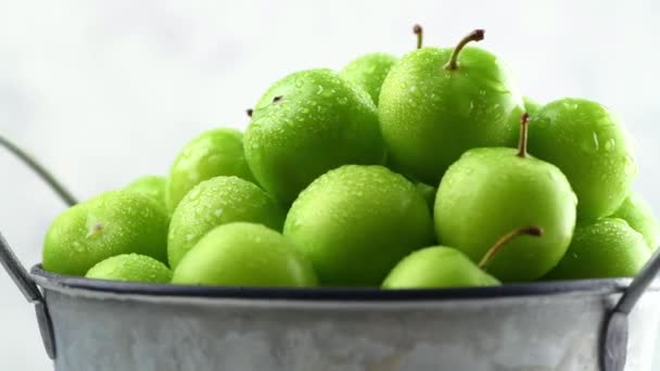 Fructe Proaspete Suculente Prune Verzi Recoltat Pentru Depozitare Pregătire Aproape — Videoclip de stoc