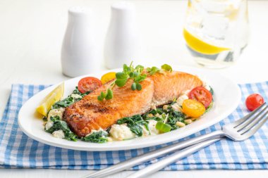 Sebzeli ızgara somon bifteği ve taze mikroçerez. Ketojenik için gıda konsepti ve karbonhidrat diyeti yok. Akdeniz diyeti. Restoran yemeği. Ev yapımı yemek..