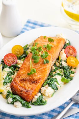 Sebzeli ızgara somon bifteği ve taze mikroçerez. Ketojenik için gıda konsepti ve karbonhidrat diyeti yok. Akdeniz diyeti. Restoran yemeği. Ev yapımı yemek..