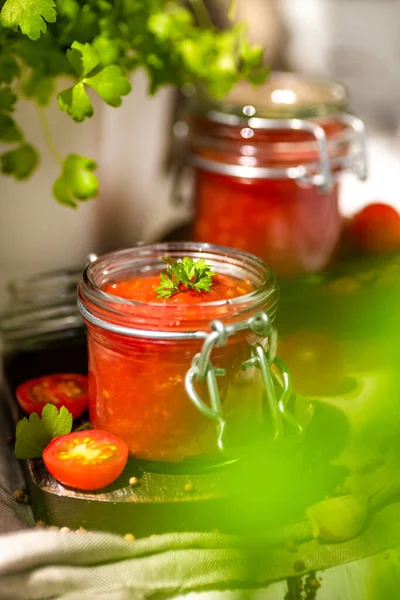 Cam Kavanozda Domates Sosu Biberli Sarımsaklı Limonlu Yapımı Baharatlı Domates — Stok fotoğraf