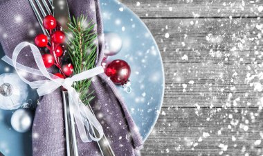 Noel tablo yer ayarını eski ahşap arka plan bulanık kar ve ışıklar üzerinde Noel süslemeleri ile