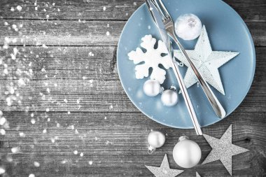 Noel tablo yer ayarını eski ahşap arka plan bulanık kar ve ışıklar üzerinde Noel süslemeleri ile