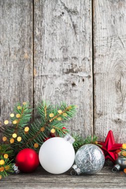 Eski ahşap arka plan üzerinde kırmızı ve beyaz Noel süsleri