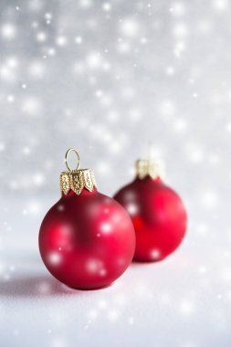 Gümüş bokeh arka plan üzerinde kırmızı Noel topları