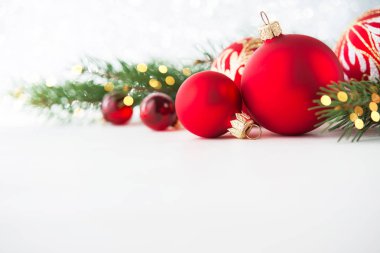 Beyaz arka planda noel topları